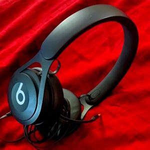 I'm only selling because my phone doesn't take the wire headphones 😔